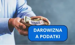 Dłonie trzymają miseczkę z pieniędzmi i monetami, na której widnieje napis "DONATE". Pod spodem niebieski prostokąt z napisem "DAROWIZNA A PODATKI".