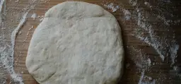 Czy ciasto na pizzę można trzymać w lodówce? Sprawdź, jak to zrobić!