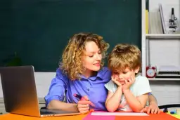 Podstawa prawna zatrudnienia nauczyciela wspomagającego: Co musisz wiedzieć