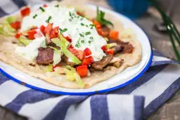 Ile kalorii ma sałatka gyros? Zaskakujące wartości odżywcze!