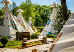 Nocleg Energylandia: Ile zapłacisz i jak oszczędzić? Poradnik