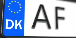 Duńska tablica rejestracyjna z symbolem UE i literami DK AF.