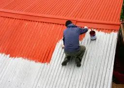 Malowanie dachu pędzlem czy pistoletem – która metoda jest lepsza?