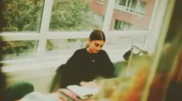 Studentka pochłonięta nauką, przygotowująca się do egzaminów z kryminologii.