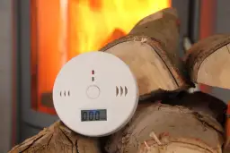 Jak sprawdzić czy czujnik czadu działa i uniknąć zagrożenia?