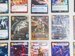 Karty z gry karcianej Star Wars: Millennium Falcon, Kapitan Phasma, Czerwony Piątak i Sith Trooper.