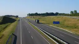 Autostradą A1 w kierunku Gdańska, z widocznym znakiem informującym o odległości do Pruszczu Gdańskiego i Gdańska.