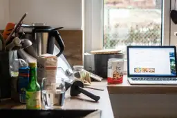 Na blacie kuchennej stoi Thermomix, obok składniki i laptop z przepisem. Właśnie szukasz informacji, jak zapłacić abonament w Thermomixie.