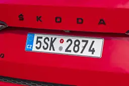 Czeska tablica rejestracyjna z numerem 5SK 2874 na czerwonym samochodzie Skoda.