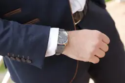 Jak ubrać się na komunię? Męski poradnik elegancji (70 znaków)