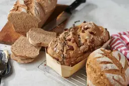 Verschiedene Brote, darunter ein Körnerbrot, das welches Brot hat am wenigsten Kohlenhydrate?