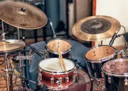 Mistrzowska perkusja jazzowa: sekrety brzmienia i techniki gry mistrzów