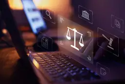 Balance des poids, marteau de juge, documents : icônes juridiques sur un écran d'ordinateur, symbolisant la gestion des litiges fournisseurs.