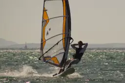 Windsurfing jak pływać – proste kroki, aby uniknąć frustracji