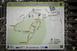 Mapa szlaku turystycznego z zaznaczonymi punktami kontrolnymi, trasami i odległościami. Widać fragment leśnego molo.