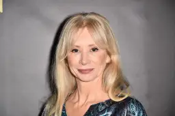 Portret Ewy Gawryluk, aktorki, której wiek dodaje jej uroku. Jej blond włosy i delikatny makijaż podkreślają urodę.