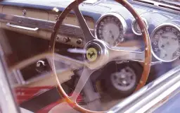 Ile koni ma Ferrari? Zaskakujące osiągi różnych modeli Ferrari