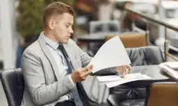 Praca z prawem bez studiów prawniczych? Poznaj realne ścieżki!