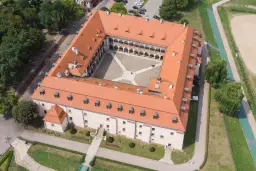 Zamek Królewski w Niepołomicach, z dziedzińcem i krużgankami, to jedna z głównych atrakcji regionu.