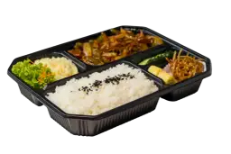 Pudełko z jedzeniem z cateringu: ryż, sałatka, warzywa i mięso. Dowiedz się, jak podgrzewać jedzenie z cateringu, by było pyszne.