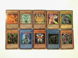 Kolekcja kart Yu-Gi-Oh! z potężnymi potworami jak Exod, Magician i Elemental Hero.
