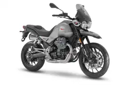 Srebrny motocykl Moto Guzzi V85 TT z charakterystycznym silnikiem V-twin, gotowy na przygodę.