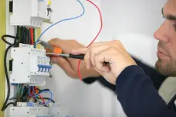 Czy elektryk może pracować sam? Kluczowe przepisy i ryzyka samodzielności