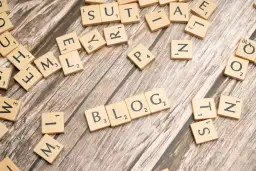 Litery układają się w słowo BLOG, sugerując, jak założyć bloga i zarabiać.