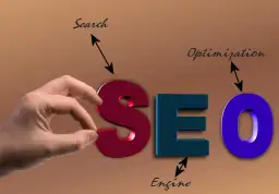 Ręka układa literę "S" w napis SEO, symbolizując usługę optymalizacji dla wyszukiwarek.
