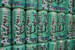 Czy AriZona to energetyk? Poznaj prawdę o składzie i prawie