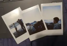 Trzy zdjęcia jak z Instax: chłopiec na plaży, para na skałach i chłopiec patrzący na morze.