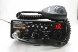 Radiotelefon President Walker z mikrofonem, gotowy do rejestracji CB. Na wyświetlaczu kanał 19.
