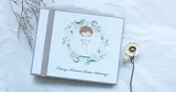 Album na pamiątkę Pierwszej Komunii Świętej dla chłopca. Urocza ozdoba z postacią dziecka w wianku. Idealny pomysł na prezent.