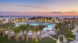 Piękny widok na basen i plażę w Hilton Marsa Alam Nubian Resort. Opinie gości potwierdzają rajskie wakacje.