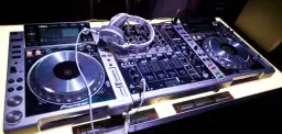 Wybierz najlepszy kontroler DJ na początek - ranking z poradami miksowania