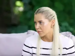 Julia von Steinhoff, blondynka w białej bluzce w paski, zastanawia się nad pytaniem: ile lat ma Julia von Steinhoff?