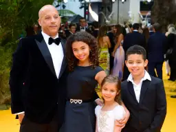 Vin Diesel z trójką dzieci na czerwonym dywanie.
