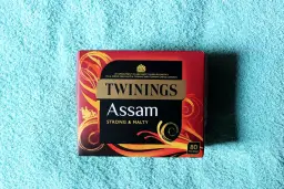 Pudełko herbaty Twinings Assam, idealne, co przywieźć z Anglii do Polski. Mocna i słodowa.