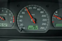 Prędkościomierz pokazuje 100 km/h. Czy większe koła zwiększają prędkość? Niekoniecznie, ale ten samochód jedzie szybko.
