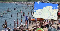 Tłum ludzi na plaży i w wodzie. Mapa pokazuje polskie wybrzeże Bałtyku, gdzie letnie temperatury są idealne do kąpieli.