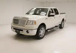 Biały Lincoln Mark LT z chromowanymi detalami i felgami, gotowy na każdą podróż.