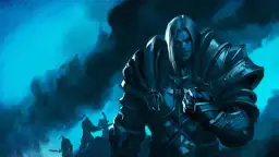 Mroczny Lich King w zbroi, z groźną miną, patrzy na sylwetki walczących w oddali.