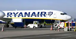 Samolot Ryanair na płycie lotniska. Zastanawiasz się, ile wcześnie można się odprawić w Ryanair?