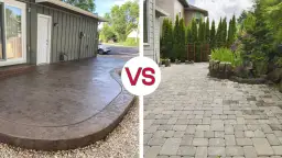 Porównanie tarasu z ciemnego, szczotkowanego betonu z brukowanym patio.