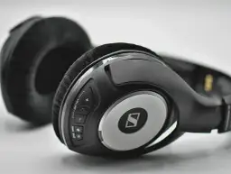 Sennheiser – przegląd słuchawek dousznych i nausznych