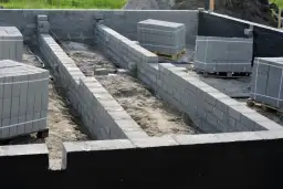 Izolacja fundamentów: Jak wybrać materiały i uniknąć kosztownych błędów?