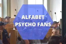 Grupa ludzi w sądzie, zamazane twarze, napis "ALFABET PSYCHO FANS".