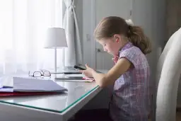 Jakie krzesło do biurka dla dzieci zapewni zdrową postawę i komfort?