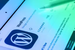 Ekran aplikacji WordPress na tablecie z rysikiem.