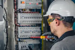 Zarobki elektryka po zawodówce: Od 4800 do 12000 zł brutto?